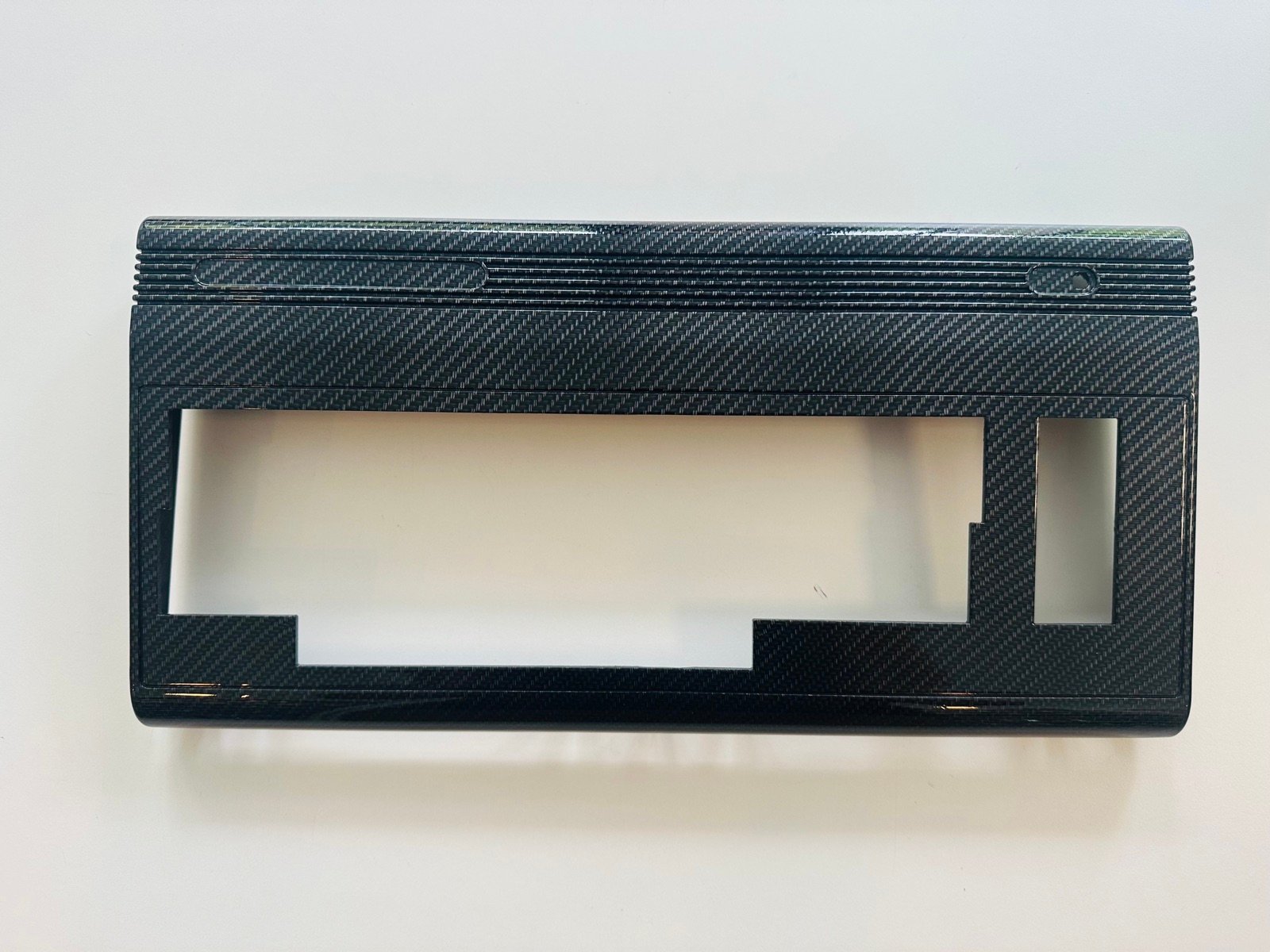 Przedni panel obudowy Commodore 64 z wycięciem na cartridge
